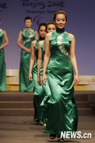 7 Alle fünf Modelle – &apos;Blau-Wei?es-Porzellan&apos;, &apos;Saphirblau&apos;, &apos;Grün des Chinesischen Gelehrtenbaums&apos;, &apos;Jadewei?&apos; und &apos;Rosa&apos; waren jede für sich Aufsehen erregend.