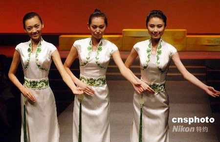 9 Alle fünf Modelle – &apos;Blau-Wei?es-Porzellan&apos;, &apos;Saphirblau&apos;, &apos;Grün des Chinesischen Gelehrtenbaums&apos;, &apos;Jadewei?&apos; und &apos;Rosa&apos; waren jede für sich Aufsehen erregend.