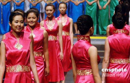 11 Alle fünf Modelle – &apos;Blau-Wei?es-Porzellan&apos;, &apos;Saphirblau&apos;, &apos;Grün des Chinesischen Gelehrtenbaums&apos;, &apos;Jadewei?&apos; und &apos;Rosa&apos; waren jede für sich Aufsehen erregend.