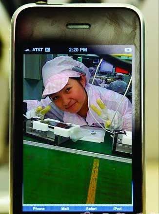 3 Es war nichts anderes als L?cheln zu ihrem Kollegen w?hrend des Tests einer iPhone-Kamera am Flie?band der chinesischen Produktion. Doch ihr 3 Es war nichts anderes als L?cheln zu ihrem Kollegen w?hrend des Tests einer iPhone-Kamera am Flie?band der chinesischen Produktion. Doch ihr 'engelhaftes' L?cheln hat die Aufmerksamkeit von iPhone-Nutzern in der ganzen Welt auf sich gezogen.