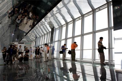 Das dritth?chste Bürogeb?ude der Welt wird am 30. August in Shanghai er?ffnet. Das Shanghai World Financial Center (SWFC) setzt nach seiner Errichtung, die von Baustopps und ?nderungen im Entwurf begleitet war, mit 492 Metern H?he vorerst den Schlusspunkt im Wettlauf um den Titel ?h?chstes Bürogeb?ude Shanghais“. Am Samstag wird zun?chst nur die Aussichtsplattform, die weltweit h?chste ihrer Art, für das Publikum ge?ffnet.