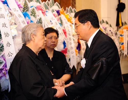 Die sterblichen überreste des verstorbenen ehemaligen Spitzenpolitikers Chinas, Hua Guofeng, ist am Sonntag in Beijing einge?schert worden. Hu Jintao und andere führende Pers?nlichkeiten des Staates waren bei der Abschiedszeremonie anwesend.
