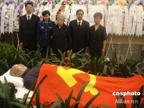 Die sterblichen überreste des verstorbenen ehemaligen Spitzenpolitikers Chinas, Hua Guofeng, ist am Sonntag in Beijing einge?schert worden. Hu Jintao und andere führende Pers?nlichkeiten des Staates waren bei der Abschiedszeremonie anwesend.