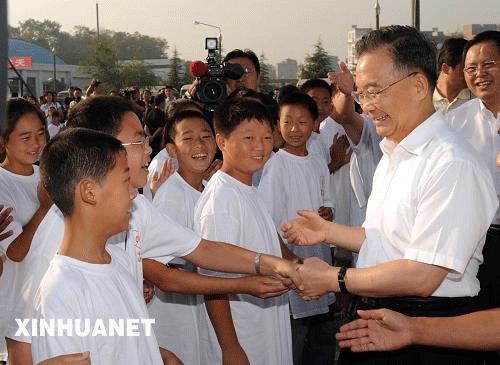 Wen Jiabao besucht Mittelschule Beichuan