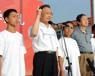 Wen Jiabao besucht Mittelschule Beichuan