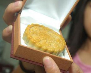 Mondkuchen aus Jade ziert Schaufenster in Hangzhou