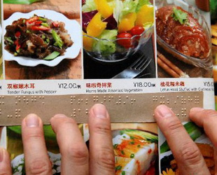 Restaurants rüsten sich mit Speisekarten für Blinde aus
