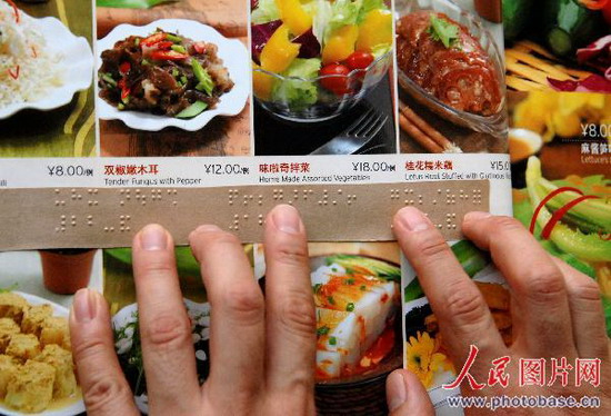 Restaurants rüsten sich mit Speisekarten für Blinde aus