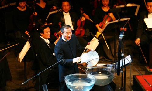 2 Die Auswahl seiner Instrumente ist zu einem Markenzeichen des preisgekr?nten chinesischen Komponisten Tan Dun geworden, der für seine Verwendung von Papier, Wasser und Steinen bekannt ist.