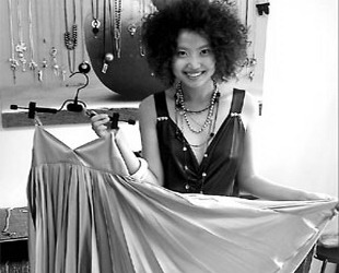 Die 27-j?hrige Liu Lu hatte einen guten Job in New York, doch sie kündigte letzten November, um in ihre Heimat Beijing zurückzukehren. Die ehrgeizige Mode-Designerin er?ffnete im Mai eine Boutique in Nanluogu Xiang, eine Hutong in einem modischen Teil des Beijinger Bezirks Dongcheng.