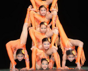 Akrobaten der chinesischen Chongqing Art Troupe gaben am 2. September eine Aufführung im Nationaltheater von Pretoria in Südafrika. Die Artistik-Show war ein Teil der Feierlichkeiten zum 10. Jahrestag der diplomatischen Beziehungen zwischen China und Südafrika.