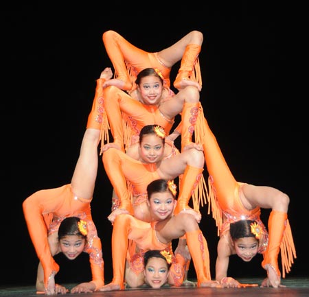 1 Akrobaten der chinesischen Chongqing Art Troupe gaben am 2. September eine Aufführung im Nationaltheater von Pretoria in Südafrika. Die Artistik-Show war ein Teil der Feierlichkeiten zum 10. Jahrestag der diplomatischen Beziehungen zwischen China und Südafrika.
