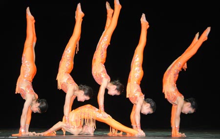 2 Akrobaten der chinesischen Chongqing Art Troupe gaben am 2. September eine Aufführung im Nationaltheater von Pretoria in Südafrika. Die Artistik-Show war ein Teil der Feierlichkeiten zum 10. Jahrestag der diplomatischen Beziehungen zwischen China und Südafrika.
