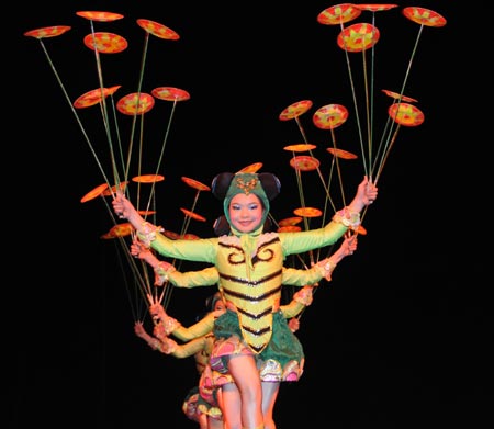 3 Akrobaten der chinesischen Chongqing Art Troupe gaben am 2. September eine Aufführung im Nationaltheater von Pretoria in Südafrika. Die Artistik-Show war ein Teil der Feierlichkeiten zum 10. Jahrestag der diplomatischen Beziehungen zwischen China und Südafrika.