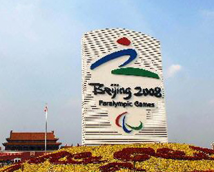 Tiananmen-Platz für Paralympics geschmückt