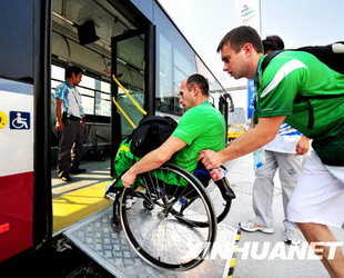 Das ?ffentliche Verkehrssystem Beijings, das Besuchern w?hrend der Olympischen Spiele diente, wurde als 'weltweit gr??te grüne Autokolonne' gelobt. Nun baut die Stadt ihre Busse speziell für Behinderte w?hrend der Paralympics um.