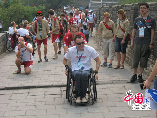 Die schweizerische paralympische Delegation hat am Mittwoch einen Team-Tag veranstaltet. Ein Journalist von china.org.cn begleitete ihren Ausflug zum chinesischen Kulturerbe: Den Ming-Gr?bern und der Gro?en Mauer.