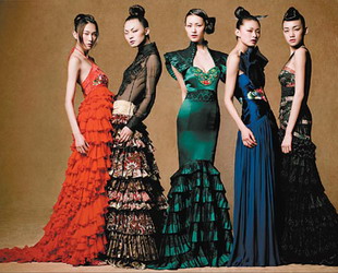 Bestickte Schuhe, plissierte Batikhemden, gl?nzende Silberaccessoires der Miao-Minderheit - dies sind einige der exotischen chinesischen Einflüsse, welche die Pariser Modemesse durchdringend werden.
