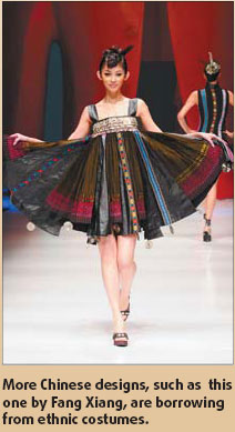 2 Bestickte Schuhe, plissierte Batikhemden, gl?nzende Silberaccessoires der Miao-Minderheit - dies sind einige der exotischen chinesischen Einflüsse, welche die Pariser Modemesse durchdringend werden. 2 Bestickte Schuhe, plissierte Batikhemden, gl?nzende Silberaccessoires der Miao-Minderheit - dies sind einige der exotischen chinesischen Einflüsse, welche die Pariser Modemesse durchdringend werden.