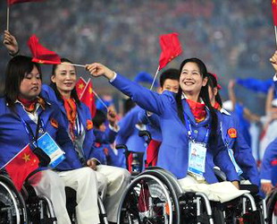 Chinesische Delegation marschiert ins Stadion ein