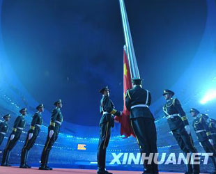 Soldaten hissen Nationalflagge Chinas