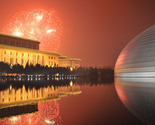 N?chtliches Feuerwerk l?sst Nationaloper erstrahlen