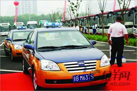 8 Chinas Weg für Autos der neuen Generation ist geebnet. Der Erfolg der w?hrend der Olympischen Spiele eingesetzten Hybridautos soll sich fortsetzen.