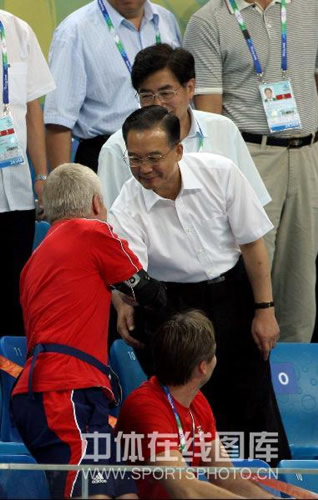 Am Montagabend sah sich Wen Jiabao im Nationalschwimmzentrum &apos;Wasserwürfel&apos; die paralympischen Schwimmwettk?mpfe an. Vor den Augen ihres Ministerpr?sidenten gewannen die chinesischen Behindertensportler eine Gold-, vier Silber- und drei Bronzemedaillen.