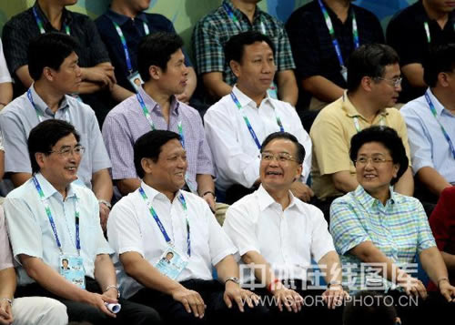 Am Montagabend sah sich Wen Jiabao im Nationalschwimmzentrum &apos;Wasserwürfel&apos; die paralympischen Schwimmwettk?mpfe an. Vor den Augen ihres Ministerpr?sidenten gewannen die chinesischen Behindertensportler eine Gold-, vier Silber- und drei Bronzemedaillen.