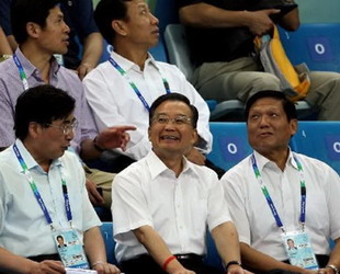 Am Montagabend sah sich Wen Jiabao im Nationalschwimmzentrum 'Wasserwürfel' die paralympischen Schwimmwettk?mpfe an. Vor den Augen ihres Ministerpr?sidenten gewannen die chinesischen Behindertensportler eine Gold-, vier Silber- und drei Bronzemedaillen.