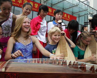 Deutsche Schüler lernen in der Yaohua Binhai Schule in der nordchinesischen Stadt Tianjin, wie chinesische Volksmusikinstrumente gespielt werden.