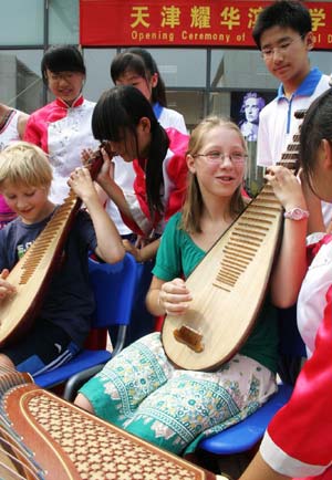 2 Deutsche Schüler lernen in der Yaohua Binhai Schule in der nordchinesischen Stadt Tianjin, wie chinesische Volksmusikinstrumente gespielt werden. 2 Deutsche Schüler lernen in der Yaohua Binhai Schule in der nordchinesischen Stadt Tianjin, wie chinesische Volksmusikinstrumente gespielt werden.