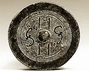 Die Polizei in der Provinz Gansu hat für Informationen, die zur überführung der Diebe des antiken Bronze-Spiegels aus dem Dunhuang-Museum letzten Monat führen, eine Belohnung in H?he von 20.000 Yuan (rund 2.000 Euro) ausgesetzt.
