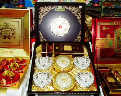 Das sind zwar keine Goldkuchen, jedoch kostet eine Schachtel 4.888 Yuan. Man wei? nicht, wer die luxuri?se Packung gerne ?in Kauf nehmen“ m?chte. Denn der Inhalt ist wahrscheinlich nicht viel anders die Mondkuchen, die 10 Yuan kosten.