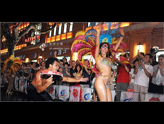Shanghai,Tourismus,Festival,Umzug,Er?ffnungfeier ,Taifun ,Sinkula,World Expo 2010,Blumen,ausl?ndischen,Ensemble,Sch?nheiten auf der Er?ffnungsfeier,Sch?nheiten 
