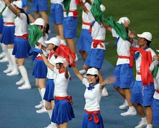 Freiwillige hei?en Athleten im 'Vogelnest' willkommen