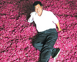 1 Mit einem kleinen Fl?schchen Rose Otto in der Hand staunt Li Jiyong, ein Bauer einem Vorort von Beijing, dass dieselben H?nde, die einst Mistkübel transportierten, nun tats?chlich dieses 'flüssige Gold' kreiert haben.