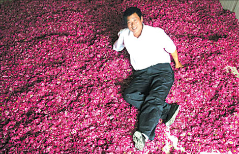 2 Mit einem kleinen Fl?schchen Rose Otto in der Hand staunt Li Jiyong, ein Bauer einem Vorort von Beijing, dass dieselben H?nde, die einst Mistkübel transportierten, nun tats?chlich dieses 'flüssige Gold' kreiert haben.