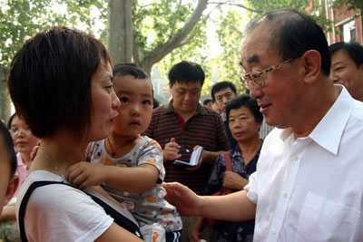 Gao Qiang besuchte die infolge des verseuchten 'Sanlu'-Milchpulvers erkrankten Kleinkinder