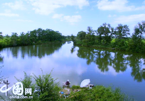 Das in der südwestchinesischen Provinz Liaoning liegende und von Yingkou, An’Shan und Jinzhou von Land umgebene Panjin ist ein zentraler Gürtel des Liaohe-Delta, der sich neben der Liaodong-Bucht im Süden auf eine Küstenl?nge von ca. 118 Kilometern erstreckt. Der Liaohe mündet in Panjin ins Meer.