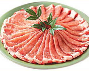 Der traditionelle Lebensstil der nomadischen mongolischen Hirten bedeutete eine starke Abh?ngigkeit von tierischen Lebensmitteln: Fleisch und Milchprodukte. St?rkehaltige Hauptnahrungsmittel sind Weizen, Gerste, Hafer und Hirse in Form von Nudeln und Teigtaschen.