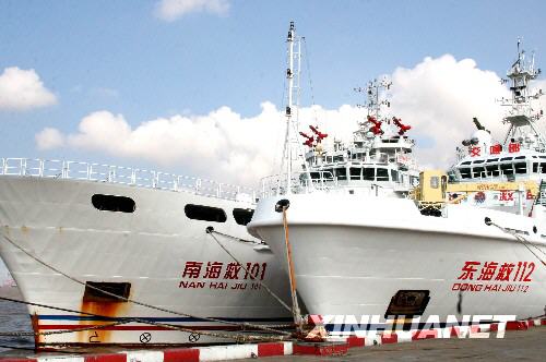1 Bereits warten die Hilfsschiffe für das chinesische bemannte Raumschiff Shenzhou 7 am Shanghaier Hafen auf ihren Einsatz. Sie sollen im Fall einer Notwasserung der Shenzhou 7 benutzt werden.