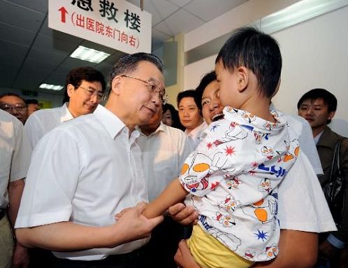 Neue Zahlen im Milch-Skandal: über 50 000 Kinder sind betroffen. Ihre Behandlung erfolgt kostenlos, wie Wen Jiaobao am Sonntag betonte. Im Zentrum der Ermittungen stehen nun die Melamin-Produzenten.