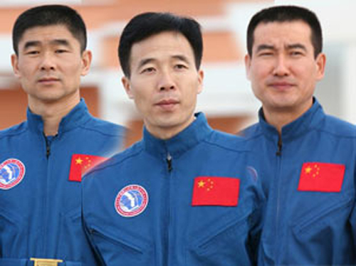 Die Taikonauten der chinesischen Weltraummission Shenzhou 7 sowie ihre Anw?rter sind am Sonntag um 12 Uhr 35 Ortszeit mit einer Sondermaschine ins Satellitenstartzentrum Jiuquan eingereist. 