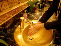 gold,Toilette,Goldpreis,Schweiz,Goldpalast,Juwelier ,Lenin,Hongkong,Toilettenschüssel,Guinness,Weltrekorde ,luxuri?s,Sehenswürdigkeit,erh?hte ,Gewinn ,Bodhisattwa,Causeway Bay,Swiss Horn