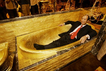 gold,Toilette,Goldpreis,Schweiz,Goldpalast,Juwelier ,Lenin,Hongkong,Toilettenschüssel,Guinness,Weltrekorde ,luxuri?s,Sehenswürdigkeit,erh?hte ,Gewinn ,Bodhisattwa,Causeway Bay,Swiss Horn