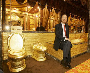 Vor sieben Jahre lie? ein Juwelier eine Toilette aus Gold in Hong Kong errichten. Anfang dieses Jahres hat er jedoch wegen des steigenden Goldpreises Teile der Goldene Waren in seiner goldenen Halle geschmolzen und verkauft. Dabei machte er einen Gewinn von 64 Millionen US-Dollar.