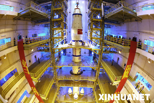 Raumschiff 'Shenzhou VII' an Tr?gerrakete befestigt