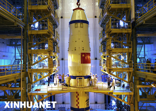 Raumschiff 'Shenzhou VII' an Tr?gerrakete befestigt