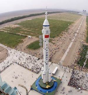 2 Das Pressezentrum für die Mission des bemannten chinesischen Raumschiffes 'Shenzhou 7' wird ab Donnerstag in- und ausl?ndische Journalisten in Beijing empfangen. Ein Sprecher des chinesischen Projekts für bemannte Raumfahrt teilte vor kurzem mit, dass das Raumschiff 'Shenzhou 7' zwischen dem 25. und dem 30. September ins All geschickt werde.
